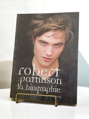 5/$25 Robert Pattinson: La Biographie French Book
